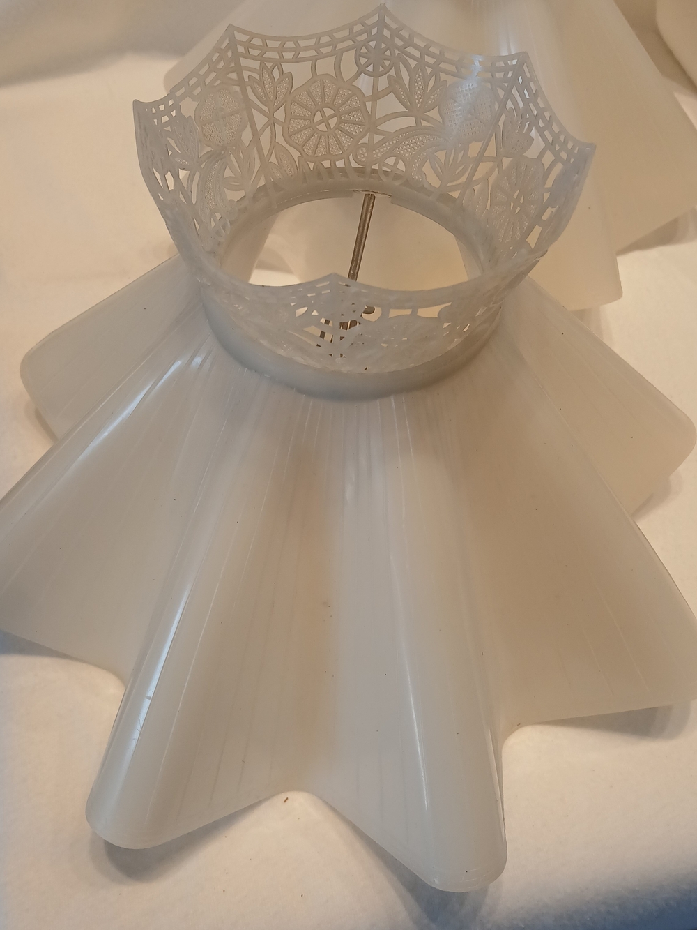 White Decorative Resin Flower-Shaped Home Accent